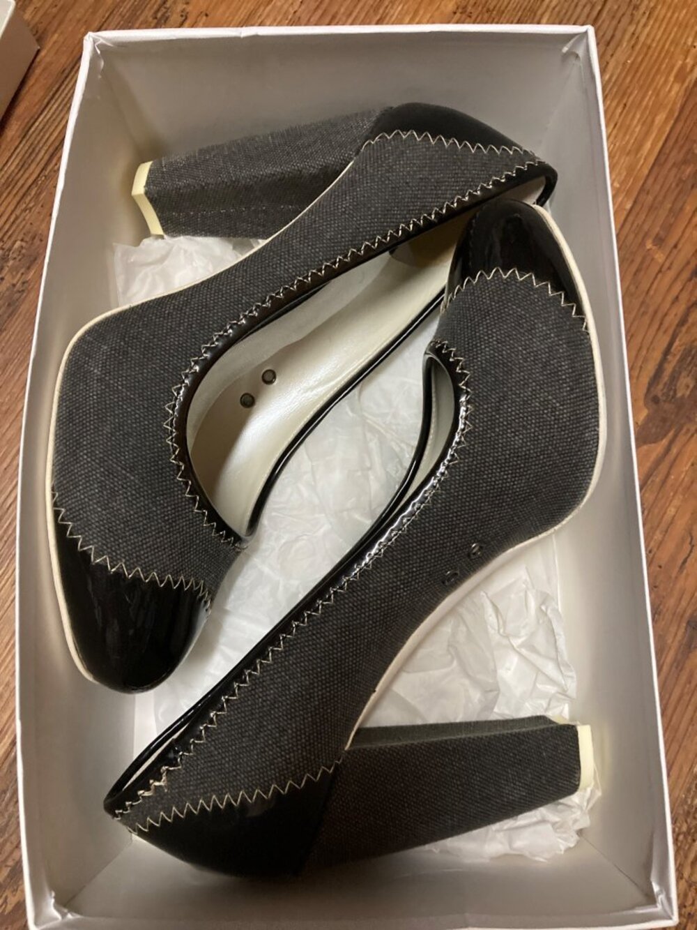 Theory Women's Black & Grey Heels Size 40 New In Box - Picture 8 of 8